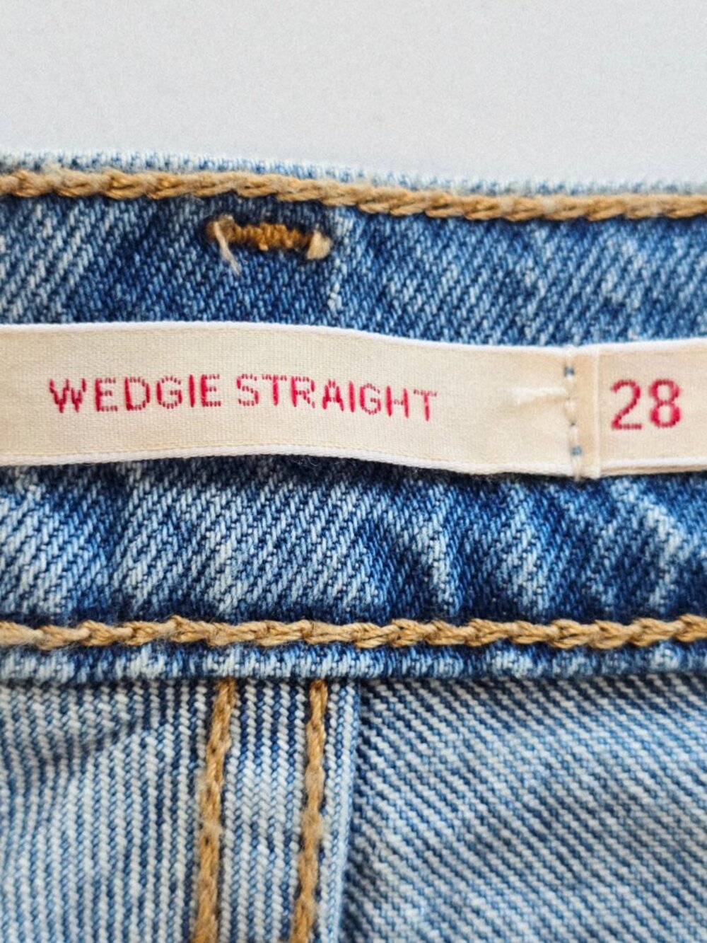 Levi's Premium Wedgie Straight Cropped Jeans 28 Light Wash NWT - Picture 3 of 9